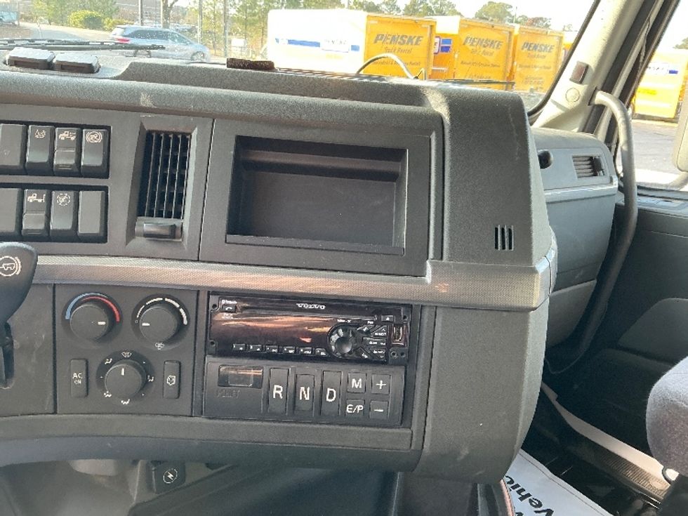 Sleeper Tractor-Heavy Duty Tractors-Volvo-2019-VNL64760-Mebane-NC-429,236\n\t\tmiles-$ 60,000 - Image 11