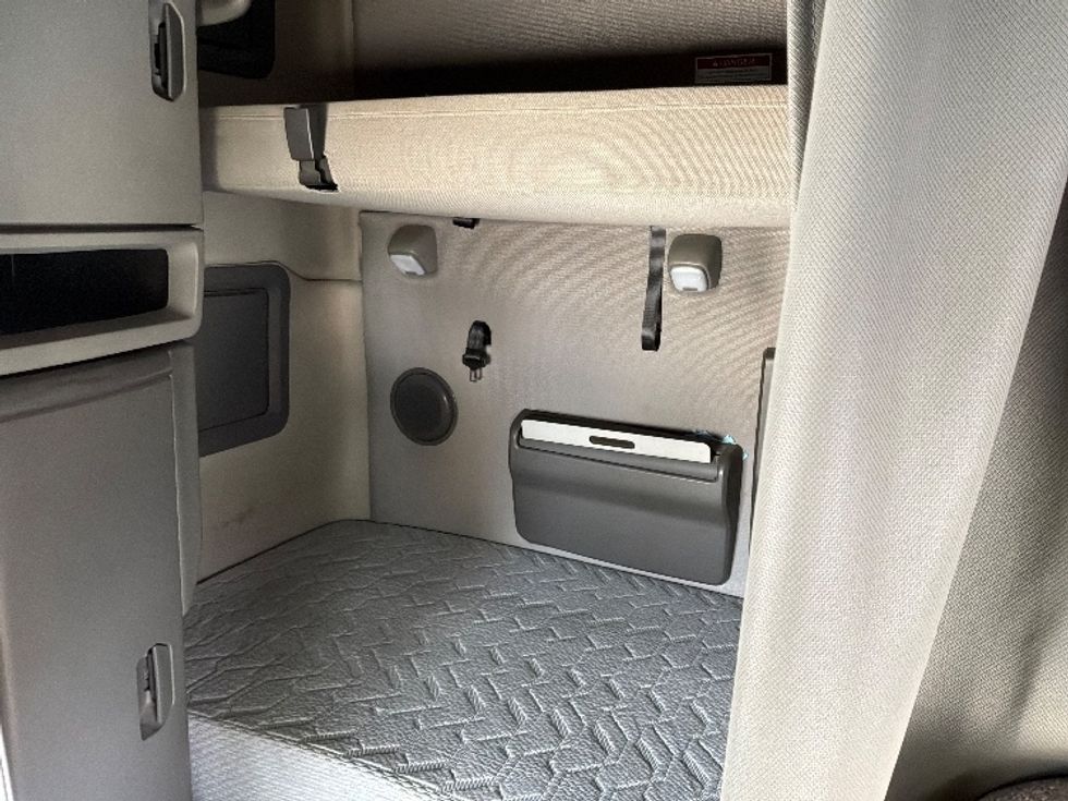 Sleeper Tractor-Heavy Duty Tractors-Volvo-2019-VNL64760-Mebane-NC-429,236\n\t\tmiles-$ 60,000 - Image 14