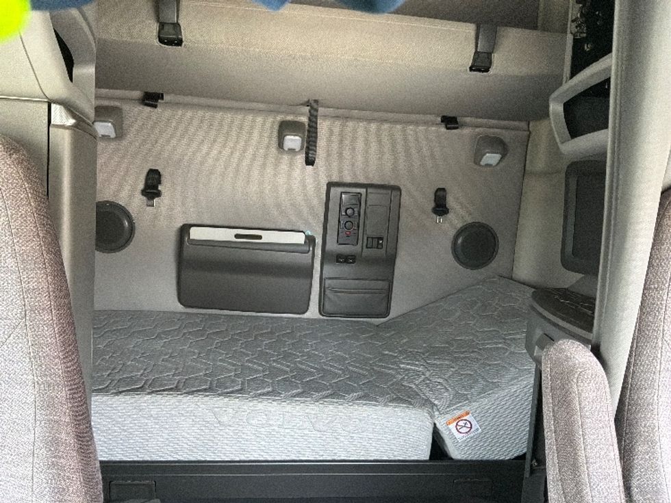 Sleeper Tractor-Heavy Duty Tractors-Volvo-2019-VNL64760-Mebane-NC-429,236\n\t\tmiles-$ 60,000 - Image 15