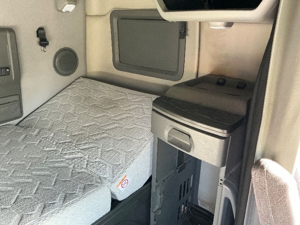 Sleeper Tractor-Heavy Duty Tractors-Volvo-2019-VNL64760-Mebane-NC-429,236\n\t\tmiles-$ 60,000 - Image 16