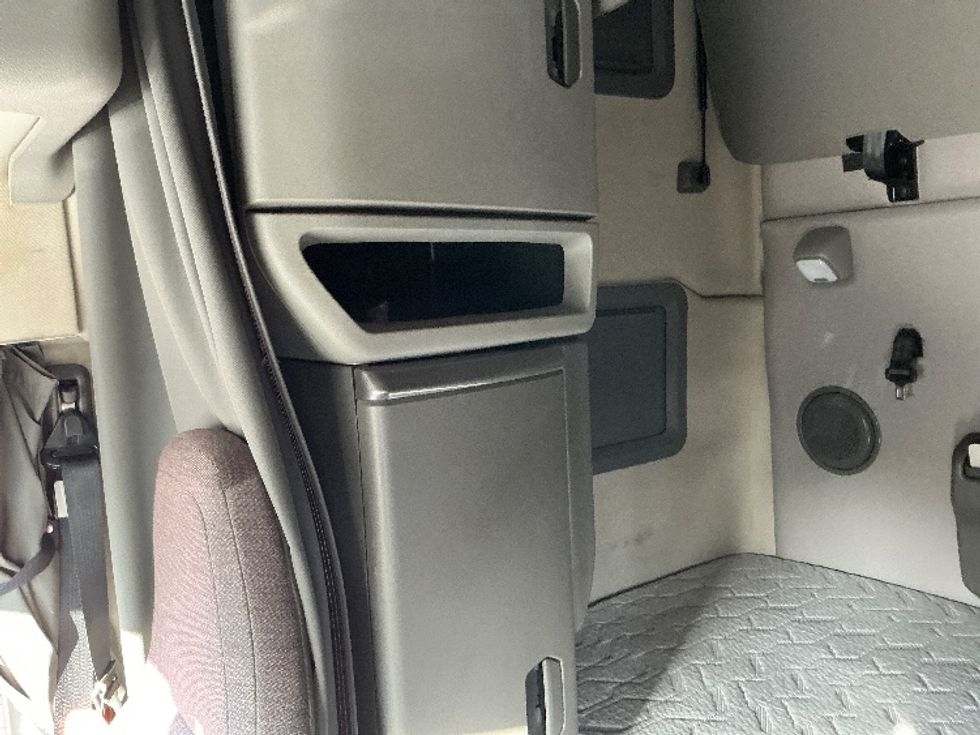 Sleeper Tractor-Heavy Duty Tractors-Volvo-2019-VNL64760-Mebane-NC-429,236\n\t\tmiles-$ 60,000 - Image 17