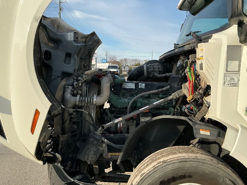 Sleeper Tractor-Heavy Duty Tractors-Volvo-2019-VNL64760-Mebane-NC-429,236\n\t\tmiles-$ 60,000 - Image 19