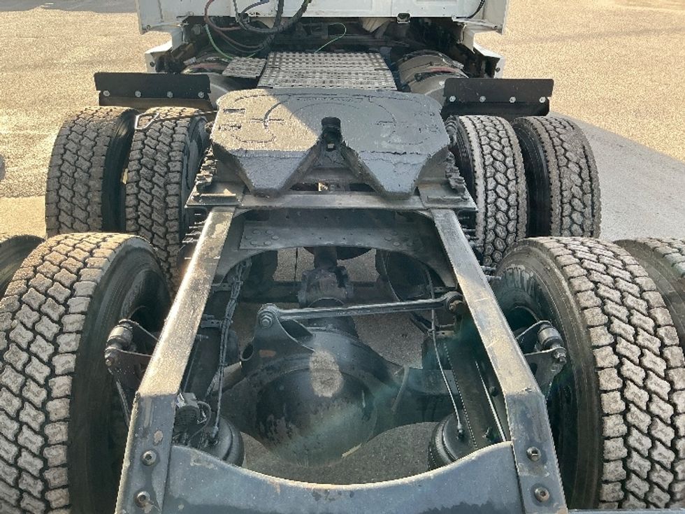 Sleeper Tractor-Heavy Duty Tractors-Volvo-2019-VNL64760-Mebane-NC-429,236\n\t\tmiles-$ 60,000 - Image 6