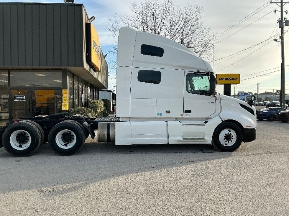 Sleeper Tractor-Heavy Duty Tractors-Volvo-2019-VNL64760-Mebane-NC-429,236\n\t\tmiles-$ 60,000 - Image 7