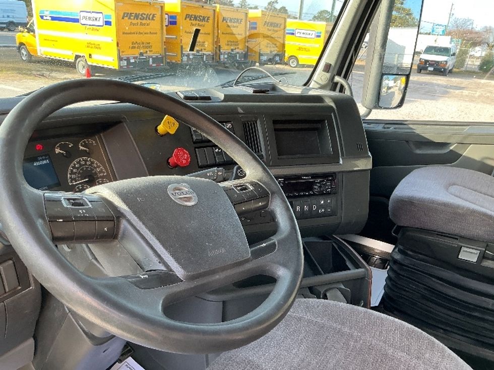 Sleeper Tractor-Heavy Duty Tractors-Volvo-2019-VNL64760-Mebane-NC-429,236\n\t\tmiles-$ 60,000 - Image 9