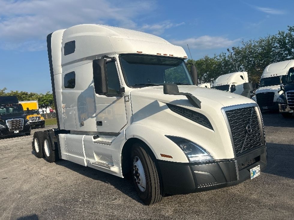 Sleeper Tractor-Heavy Duty Tractors-Volvo-2019-VNL64760-Medley-FL-451,172\n\t\tmiles-$ 58,250 - Image 1