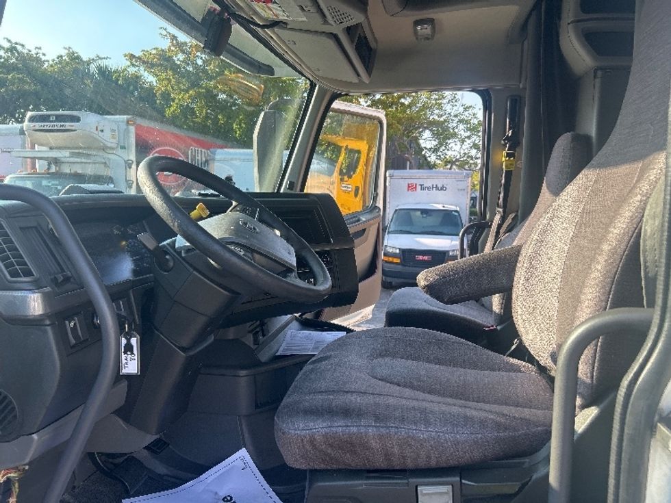 Sleeper Tractor-Heavy Duty Tractors-Volvo-2019-VNL64760-Medley-FL-451,172\n\t\tmiles-$ 58,250 - Image 11