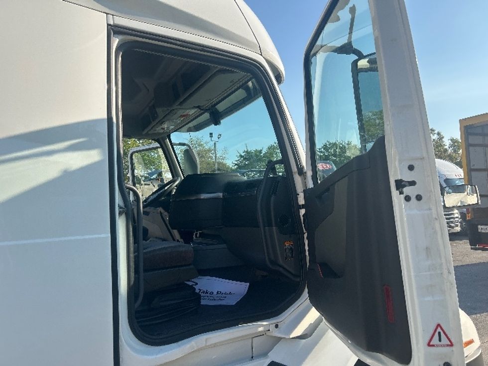 Sleeper Tractor-Heavy Duty Tractors-Volvo-2019-VNL64760-Medley-FL-451,172\n\t\tmiles-$ 58,250 - Image 13