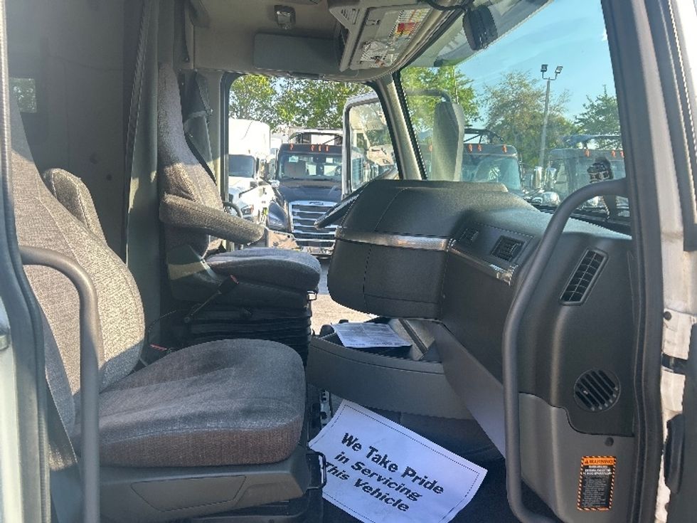 Sleeper Tractor-Heavy Duty Tractors-Volvo-2019-VNL64760-Medley-FL-451,172\n\t\tmiles-$ 58,250 - Image 14