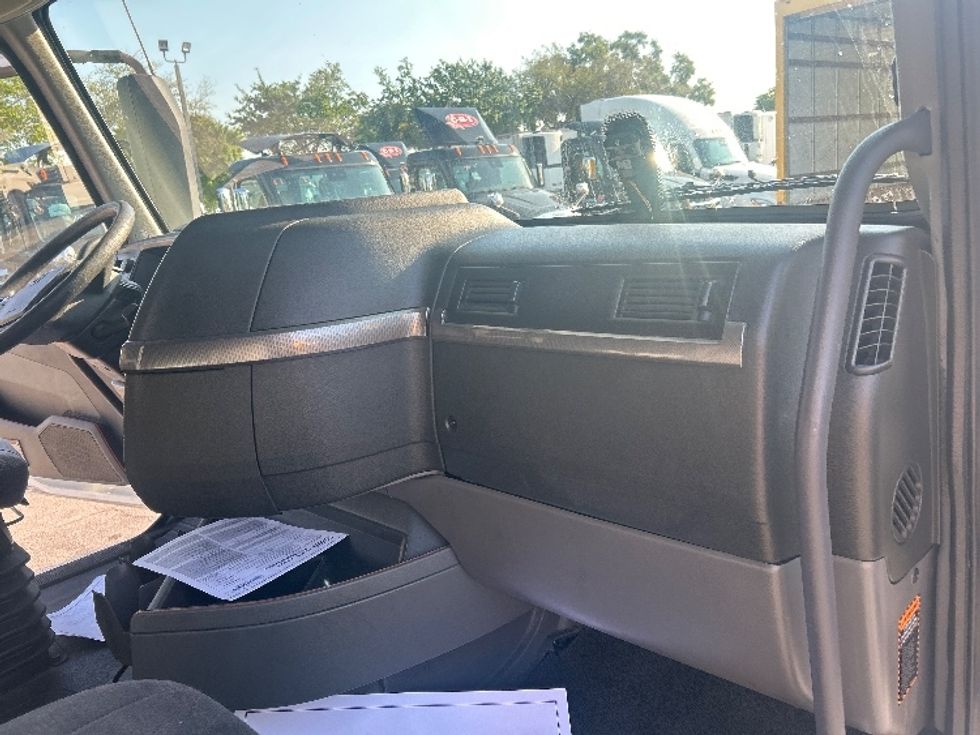 Sleeper Tractor-Heavy Duty Tractors-Volvo-2019-VNL64760-Medley-FL-451,172\n\t\tmiles-$ 58,250 - Image 15