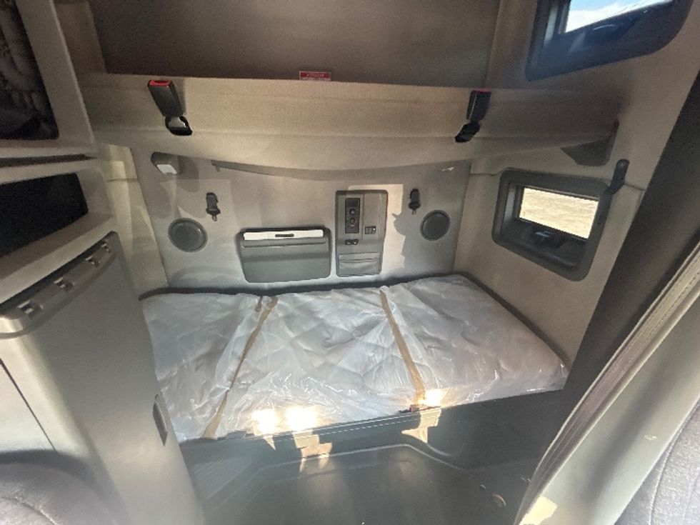 Sleeper Tractor-Heavy Duty Tractors-Volvo-2019-VNL64760-Medley-FL-451,172\n\t\tmiles-$ 58,250 - Image 16