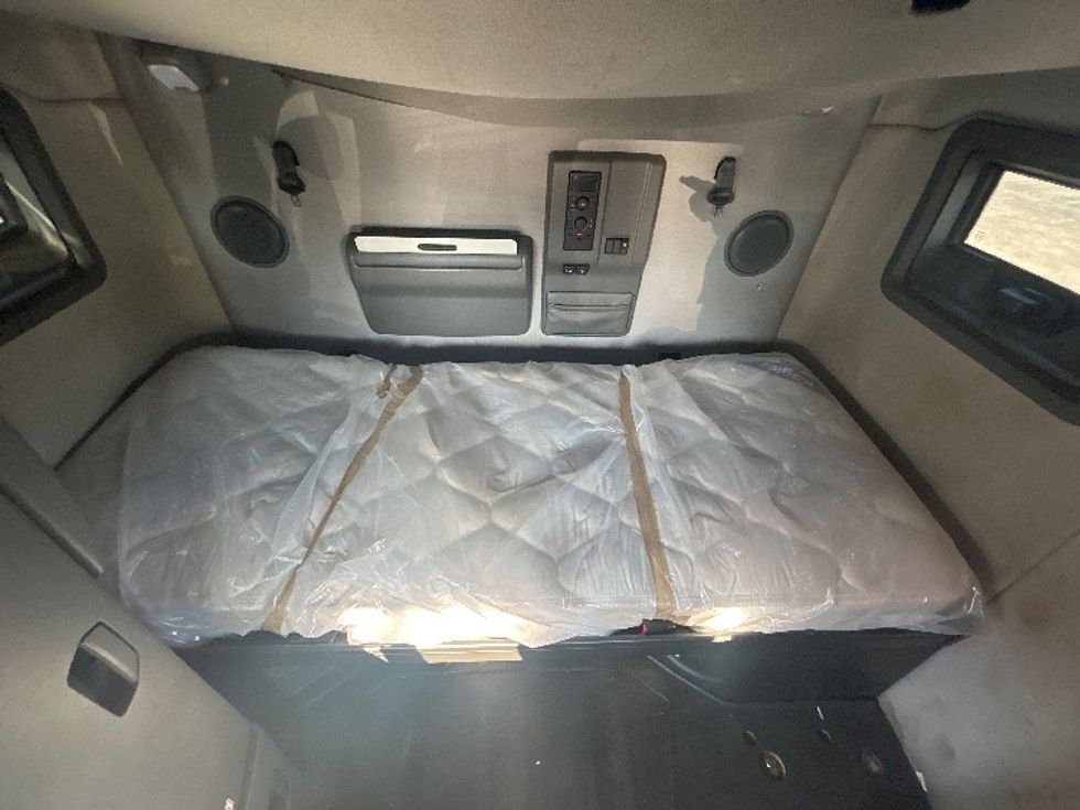 Sleeper Tractor-Heavy Duty Tractors-Volvo-2019-VNL64760-Medley-FL-451,172\n\t\tmiles-$ 58,250 - Image 17