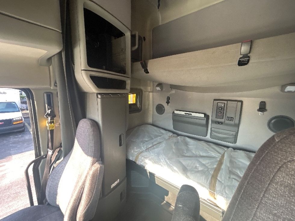 Sleeper Tractor-Heavy Duty Tractors-Volvo-2019-VNL64760-Medley-FL-451,172\n\t\tmiles-$ 58,250 - Image 18