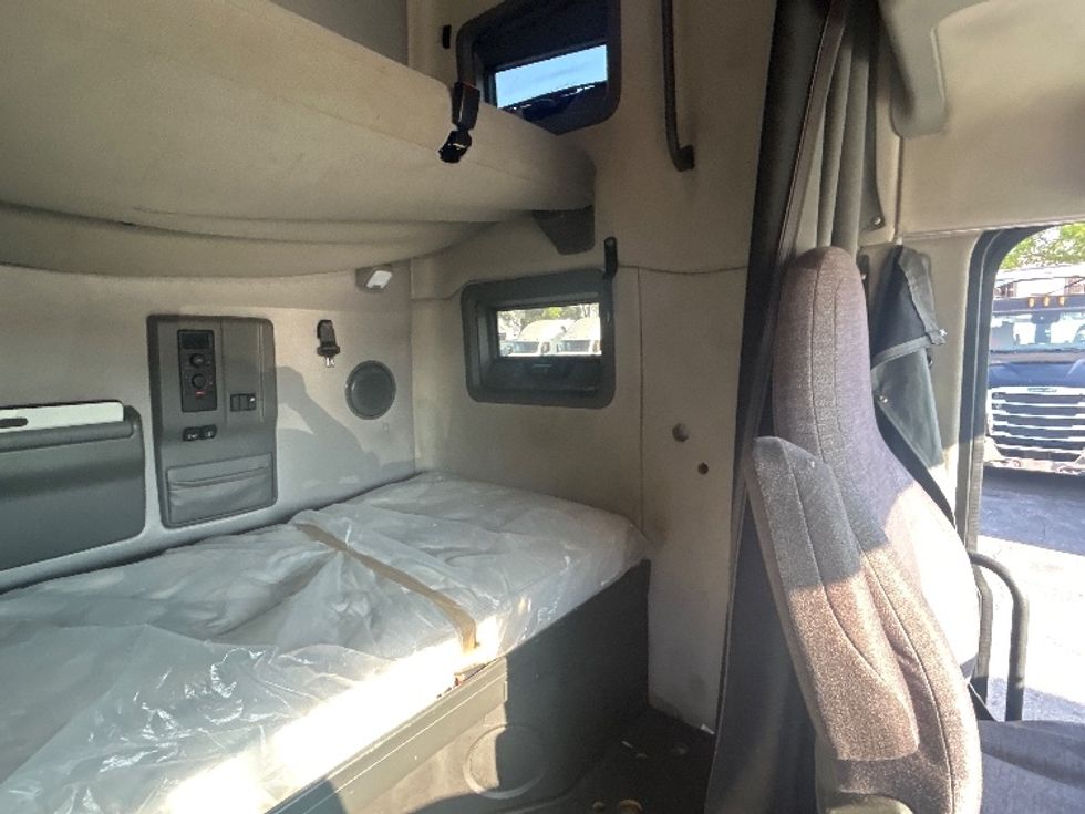 Sleeper Tractor-Heavy Duty Tractors-Volvo-2019-VNL64760-Medley-FL-451,172\n\t\tmiles-$ 58,250 - Image 19