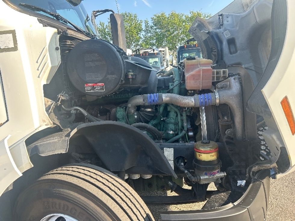 Sleeper Tractor-Heavy Duty Tractors-Volvo-2019-VNL64760-Medley-FL-451,172\n\t\tmiles-$ 58,250 - Image 20