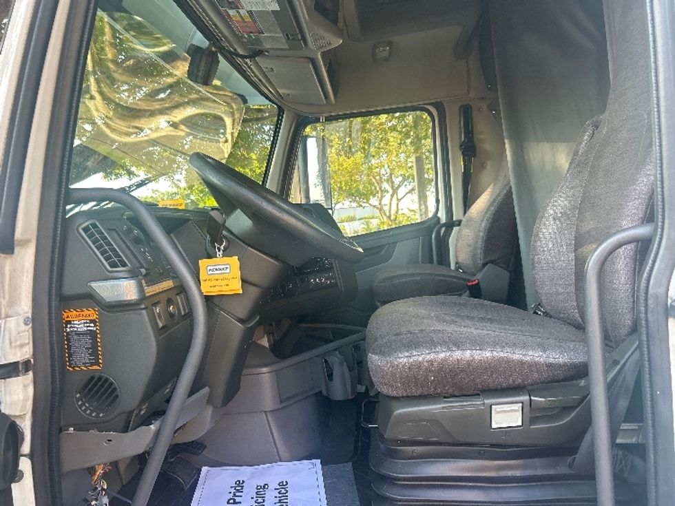 Sleeper Tractor-Heavy Duty Tractors-Volvo-2019-VNL64760-Medley-FL-531,189\n\t\tmiles-$ 55,000 - Image 10