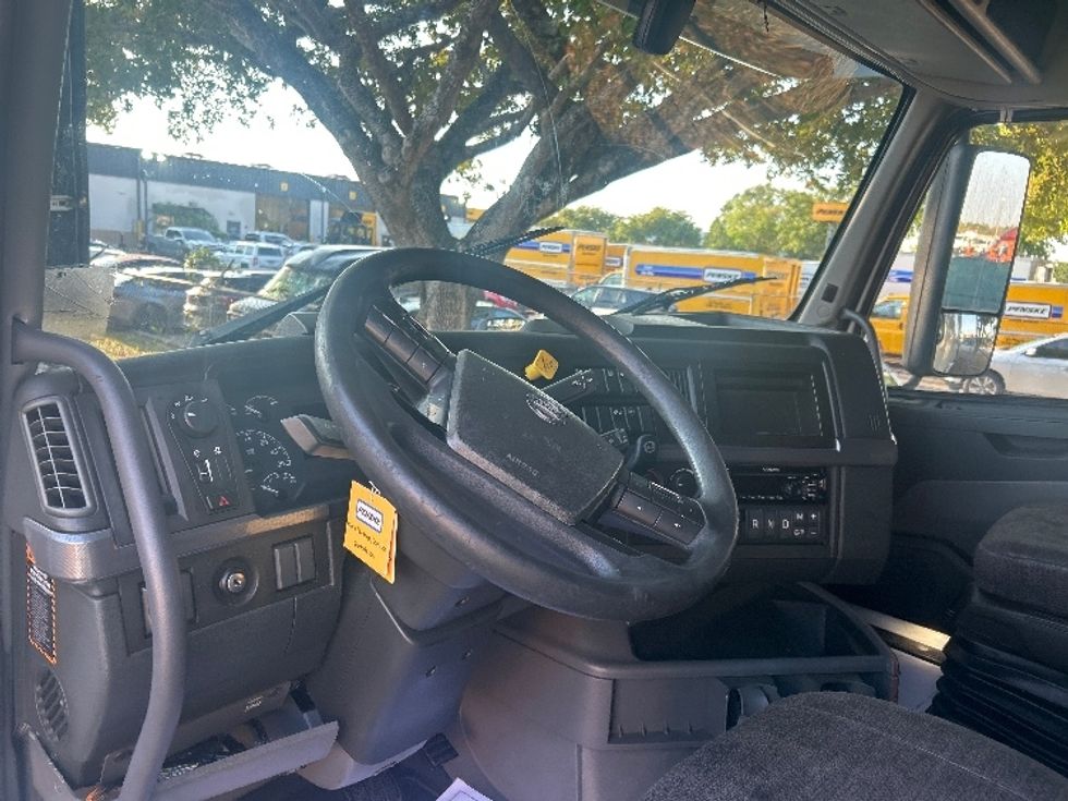 Sleeper Tractor-Heavy Duty Tractors-Volvo-2019-VNL64760-Medley-FL-531,189\n\t\tmiles-$ 55,000 - Image 11