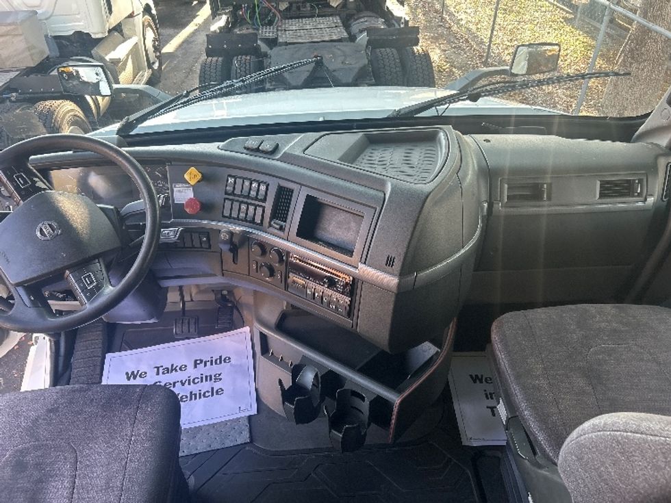Sleeper Tractor-Heavy Duty Tractors-Volvo-2019-VNL64760-Medley-FL-531,189\n\t\tmiles-$ 55,000 - Image 12