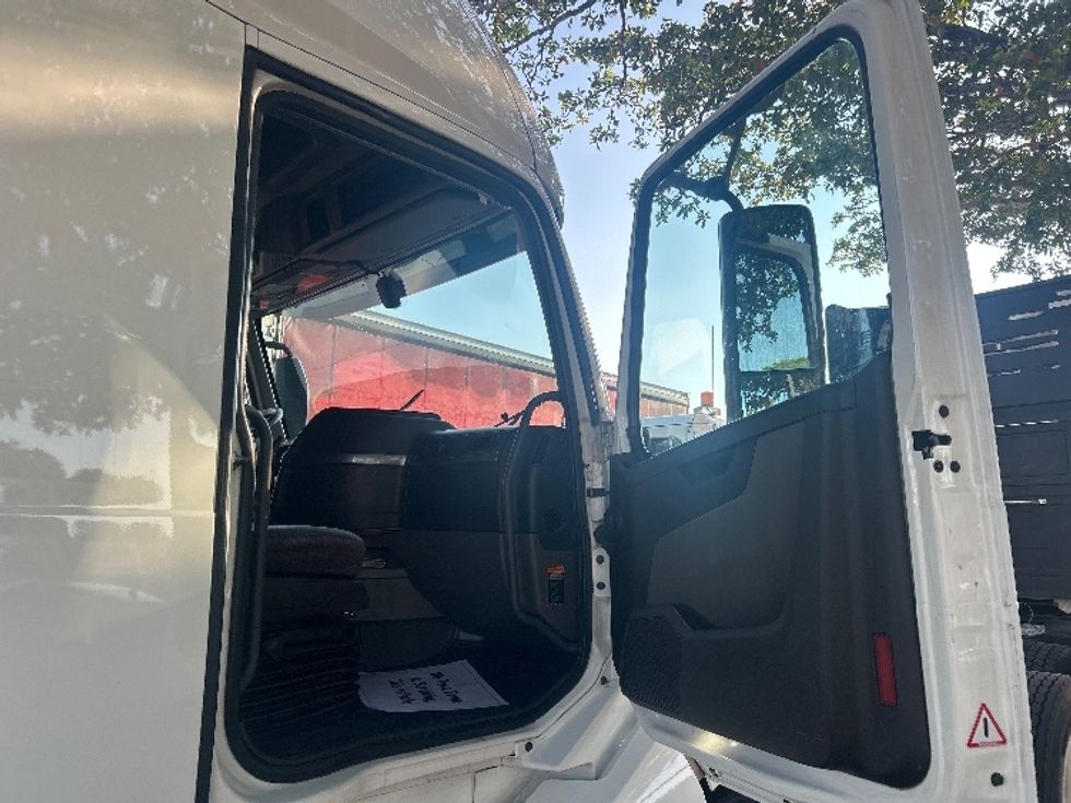 Sleeper Tractor-Heavy Duty Tractors-Volvo-2019-VNL64760-Medley-FL-531,189\n\t\tmiles-$ 55,000 - Image 13