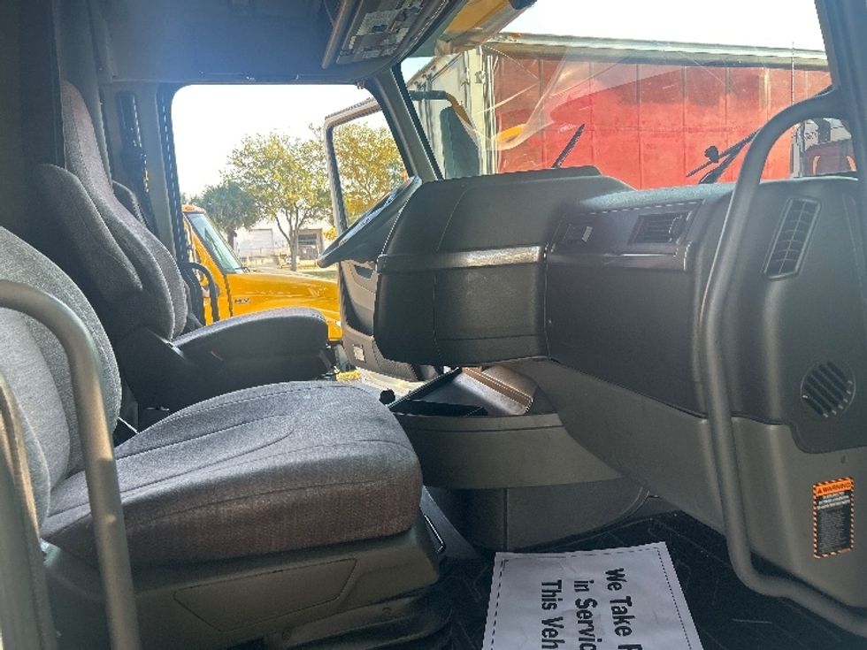 Sleeper Tractor-Heavy Duty Tractors-Volvo-2019-VNL64760-Medley-FL-531,189\n\t\tmiles-$ 55,000 - Image 14