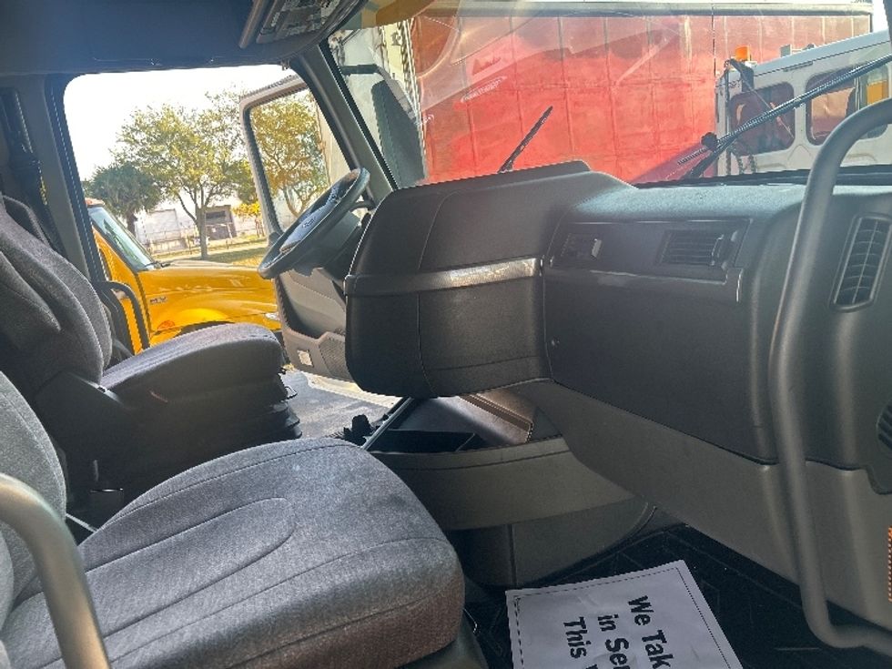 Sleeper Tractor-Heavy Duty Tractors-Volvo-2019-VNL64760-Medley-FL-531,189\n\t\tmiles-$ 55,000 - Image 15