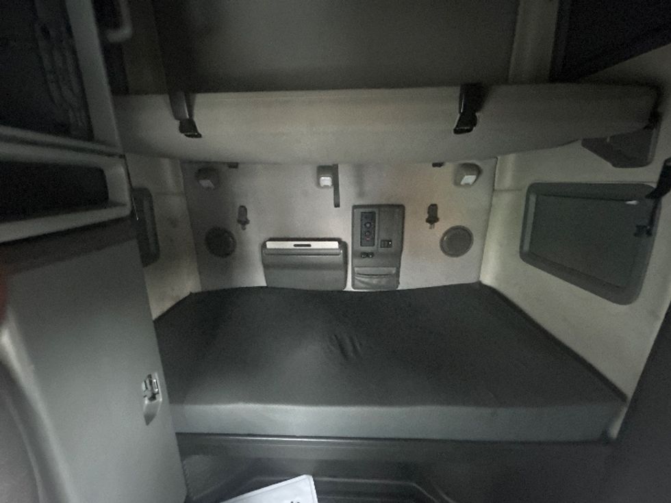 Sleeper Tractor-Heavy Duty Tractors-Volvo-2019-VNL64760-Medley-FL-531,189\n\t\tmiles-$ 55,000 - Image 16