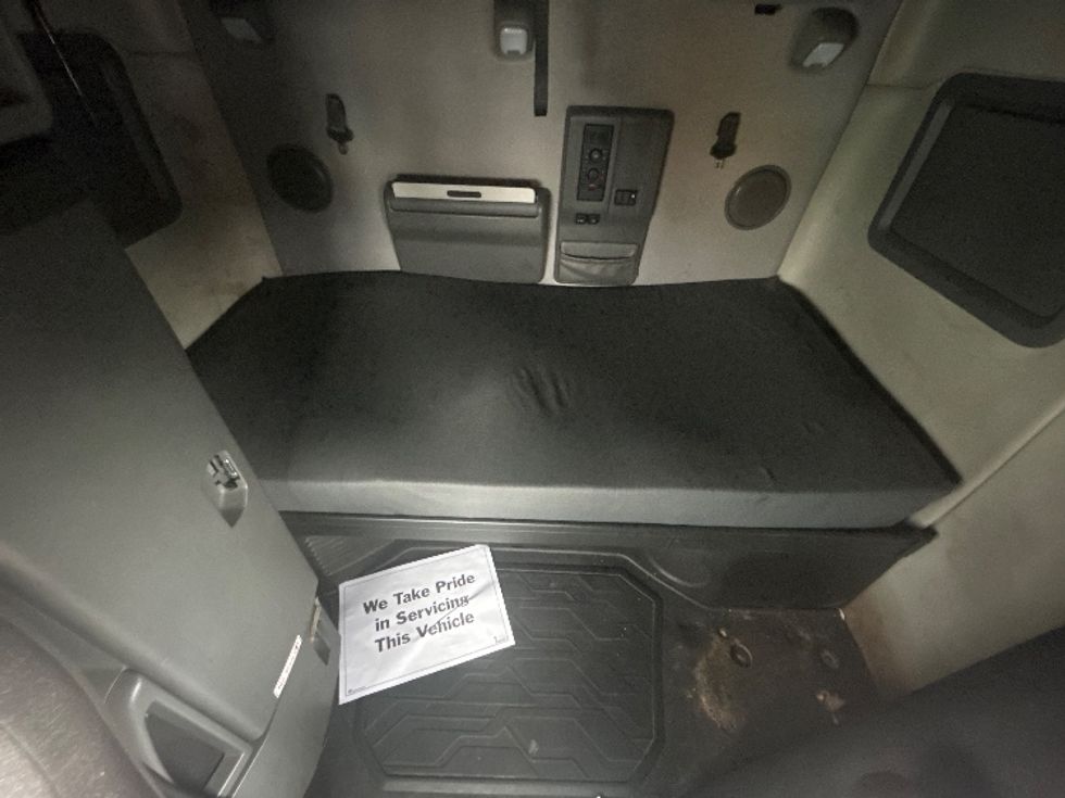 Sleeper Tractor-Heavy Duty Tractors-Volvo-2019-VNL64760-Medley-FL-531,189\n\t\tmiles-$ 55,000 - Image 17