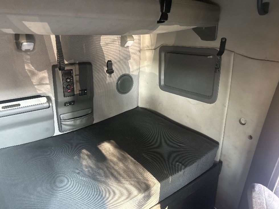 Sleeper Tractor-Heavy Duty Tractors-Volvo-2019-VNL64760-Medley-FL-531,189\n\t\tmiles-$ 55,000 - Image 18