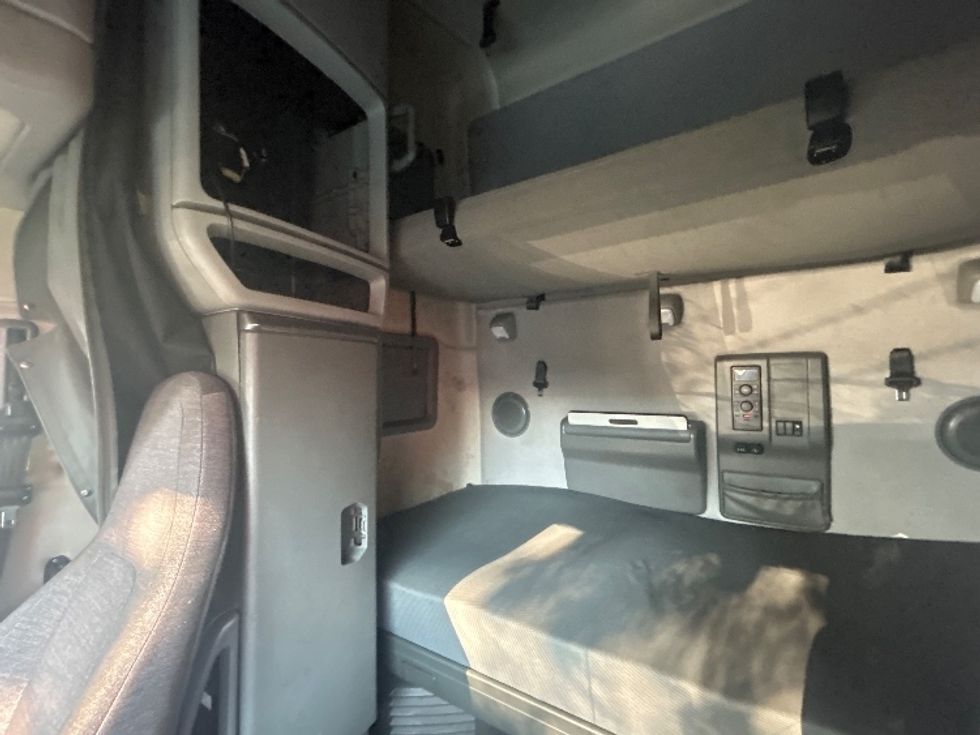 Sleeper Tractor-Heavy Duty Tractors-Volvo-2019-VNL64760-Medley-FL-531,189\n\t\tmiles-$ 55,000 - Image 19