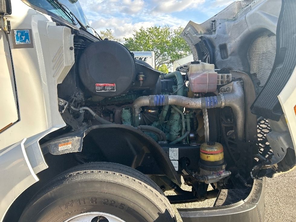 Sleeper Tractor-Heavy Duty Tractors-Volvo-2019-VNL64760-Medley-FL-531,189\n\t\tmiles-$ 55,000 - Image 20