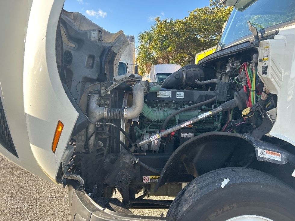 Sleeper Tractor-Heavy Duty Tractors-Volvo-2019-VNL64760-Medley-FL-531,189\n\t\tmiles-$ 55,000 - Image 21