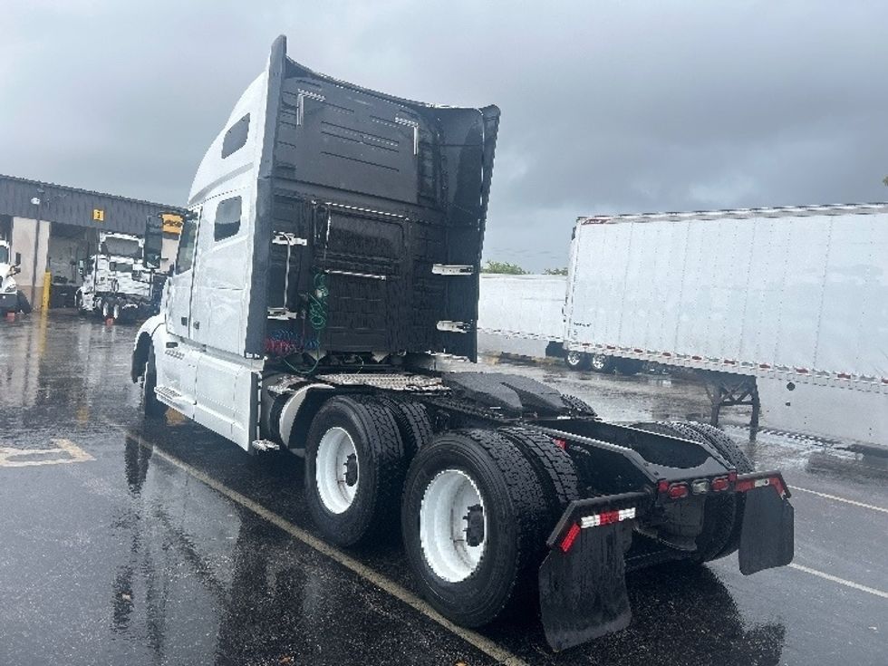 Sleeper Tractor-Heavy Duty Tractors-Volvo-2019-VNL64760-Medley-FL-531,189\n\t\tmiles-$ 55,000 - Image 5