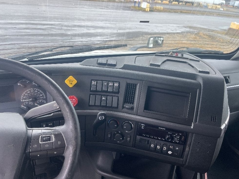 Sleeper Tractor-Heavy Duty Tractors-Volvo-2019-VNL64760-Middlefield-OH-673,505\n\t\tmiles-$ 51,000 - Image 10