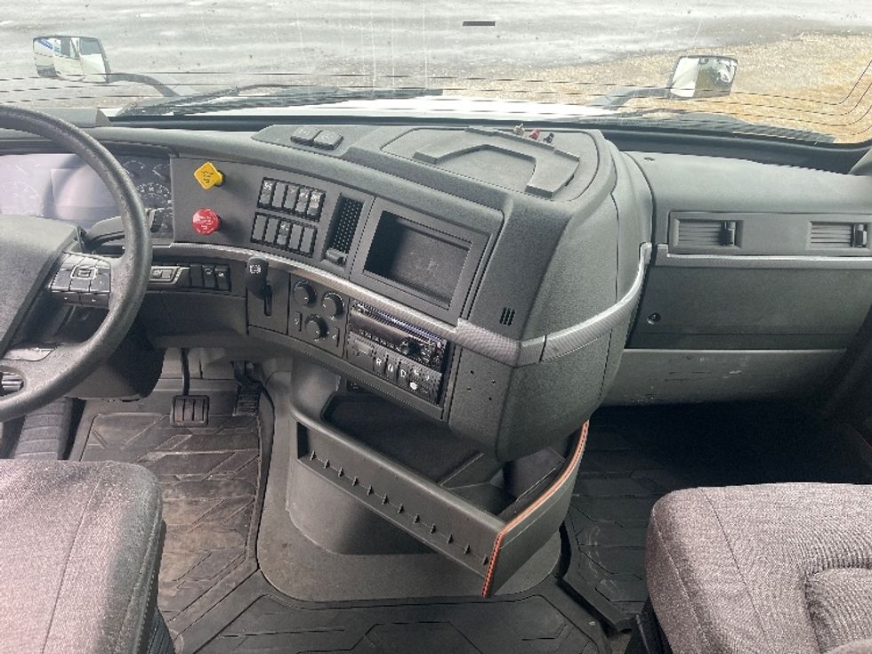 Sleeper Tractor-Heavy Duty Tractors-Volvo-2019-VNL64760-Middlefield-OH-673,505\n\t\tmiles-$ 51,000 - Image 11