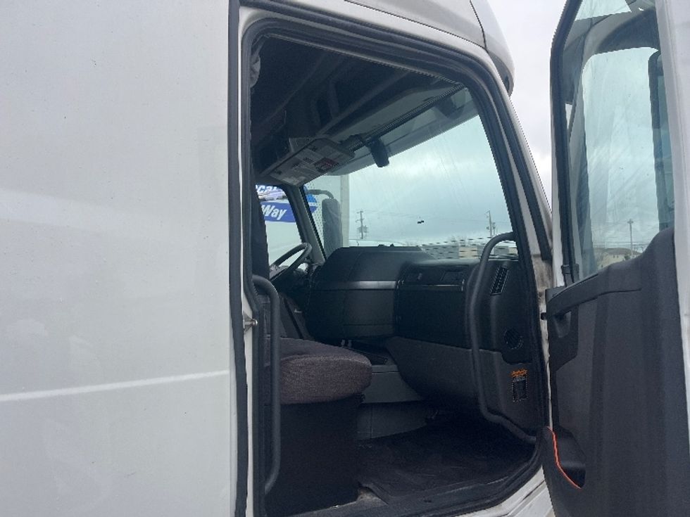 Sleeper Tractor-Heavy Duty Tractors-Volvo-2019-VNL64760-Middlefield-OH-673,505\n\t\tmiles-$ 51,000 - Image 12