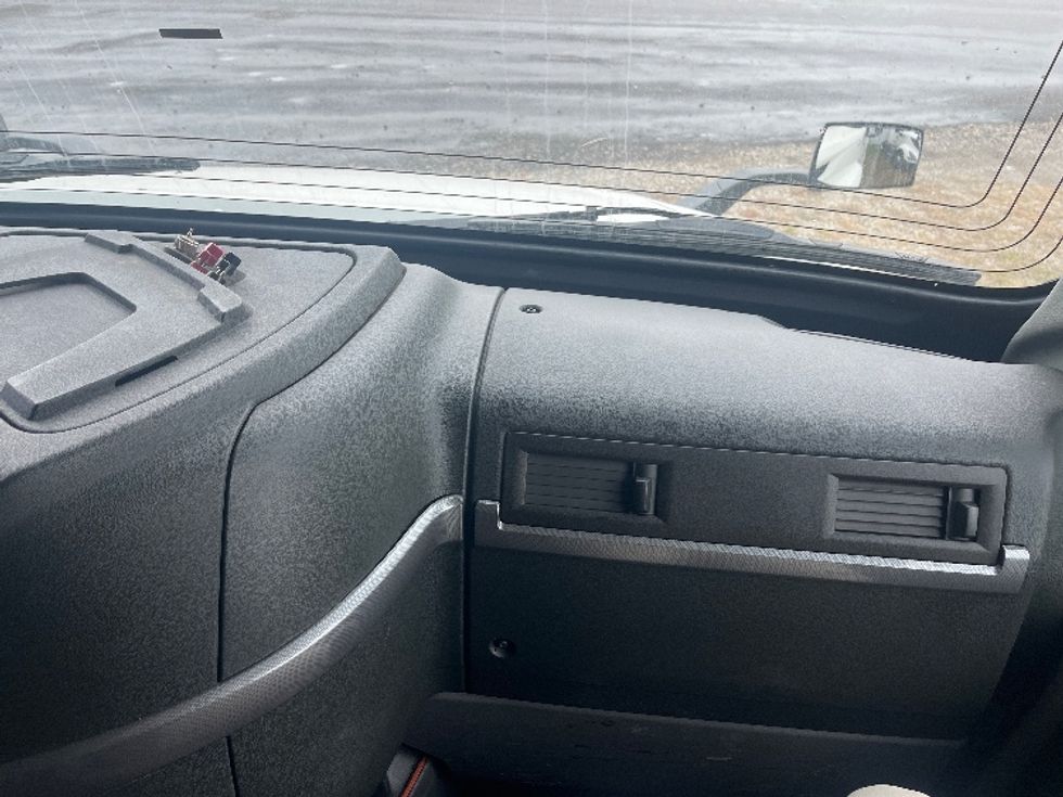 Sleeper Tractor-Heavy Duty Tractors-Volvo-2019-VNL64760-Middlefield-OH-673,505\n\t\tmiles-$ 51,000 - Image 13