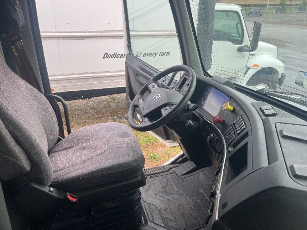 Sleeper Tractor-Heavy Duty Tractors-Volvo-2019-VNL64760-Middlefield-OH-673,505\n\t\tmiles-$ 51,000 - Image 14
