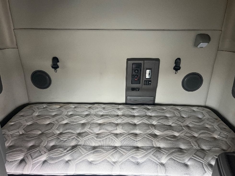 Sleeper Tractor-Heavy Duty Tractors-Volvo-2019-VNL64760-Middlefield-OH-673,505\n\t\tmiles-$ 51,000 - Image 15