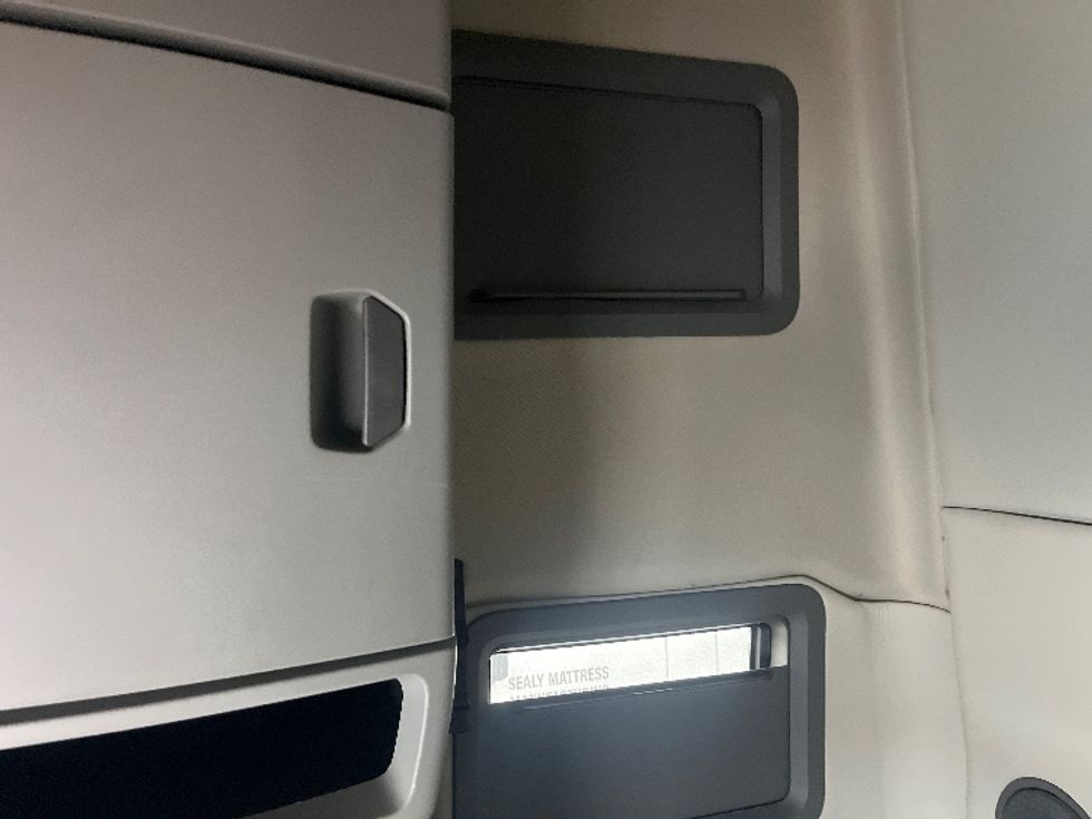 Sleeper Tractor-Heavy Duty Tractors-Volvo-2019-VNL64760-Middlefield-OH-673,505\n\t\tmiles-$ 51,000 - Image 16