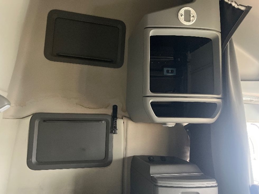 Sleeper Tractor-Heavy Duty Tractors-Volvo-2019-VNL64760-Middlefield-OH-673,505\n\t\tmiles-$ 51,000 - Image 17