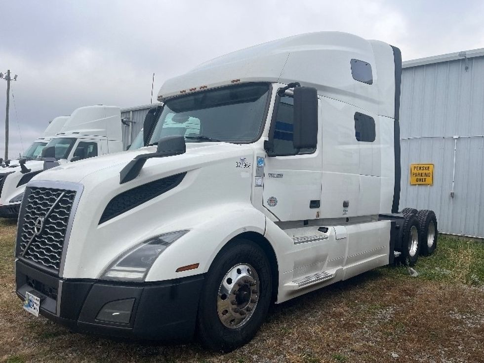 Sleeper Tractor-Heavy Duty Tractors-Volvo-2019-VNL64760-Middlefield-OH-673,505\n\t\tmiles-$ 51,000 - Image 3