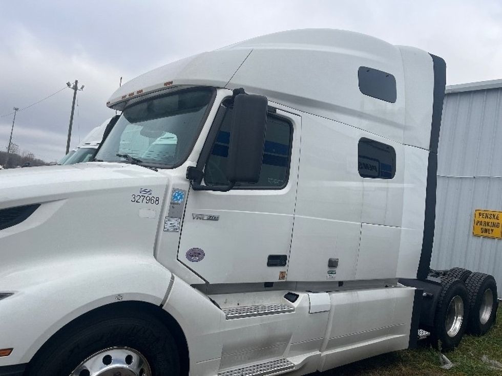 Sleeper Tractor-Heavy Duty Tractors-Volvo-2019-VNL64760-Middlefield-OH-673,505\n\t\tmiles-$ 51,000 - Image 4