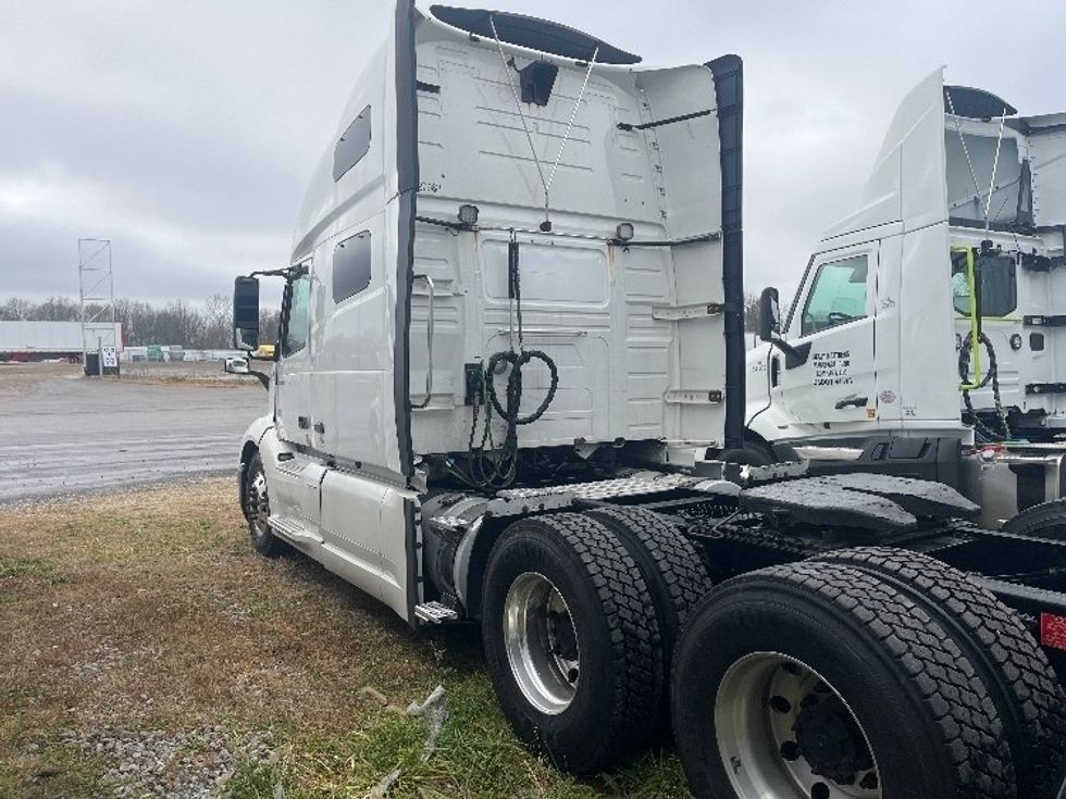 Sleeper Tractor-Heavy Duty Tractors-Volvo-2019-VNL64760-Middlefield-OH-673,505\n\t\tmiles-$ 51,000 - Image 5
