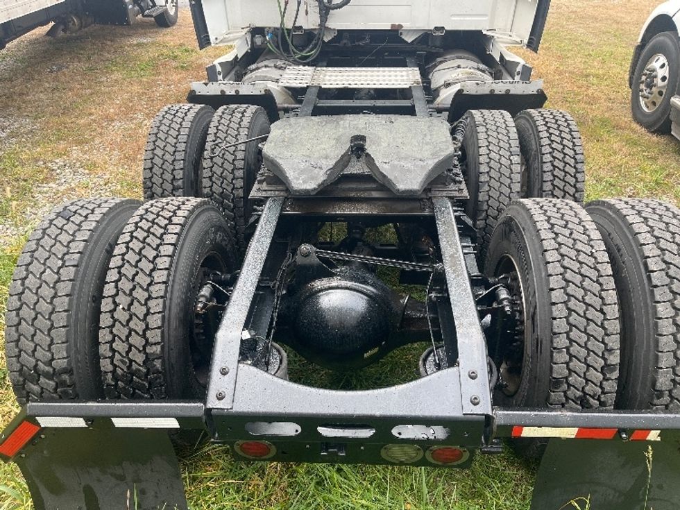 Sleeper Tractor-Heavy Duty Tractors-Volvo-2019-VNL64760-Middlefield-OH-673,505\n\t\tmiles-$ 51,000 - Image 6