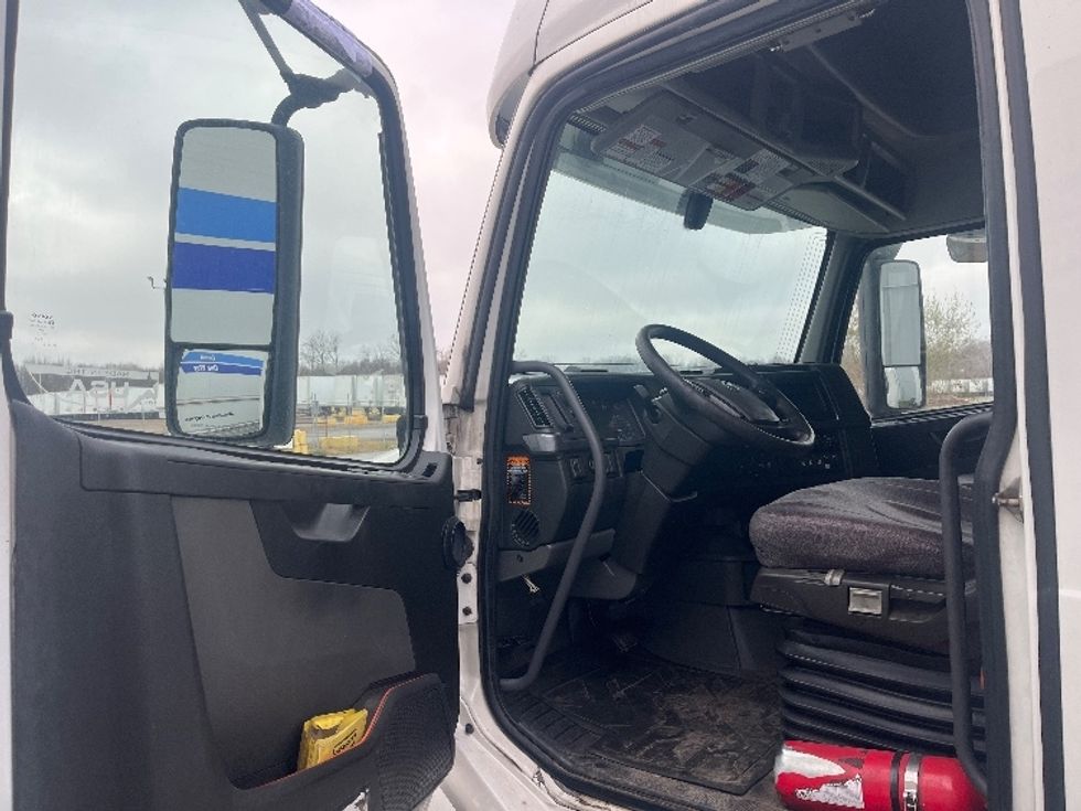 Sleeper Tractor-Heavy Duty Tractors-Volvo-2019-VNL64760-Middlefield-OH-673,505\n\t\tmiles-$ 51,000 - Image 8