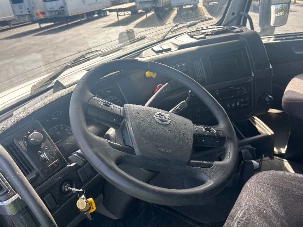 Sleeper Tractor-Heavy Duty Tractors-Volvo-2019-VNL64760-Middlefield-OH-692,154\n\t\tmiles-$ 50,000 - Image 10