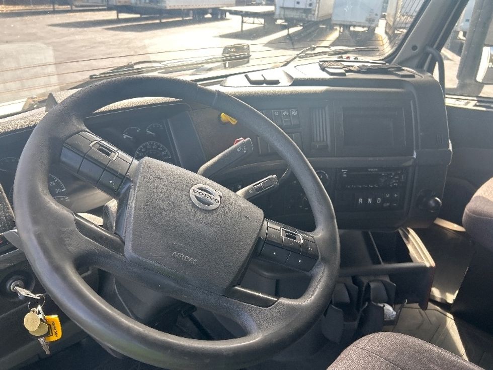 Sleeper Tractor-Heavy Duty Tractors-Volvo-2019-VNL64760-Middlefield-OH-692,154\n\t\tmiles-$ 50,000 - Image 11