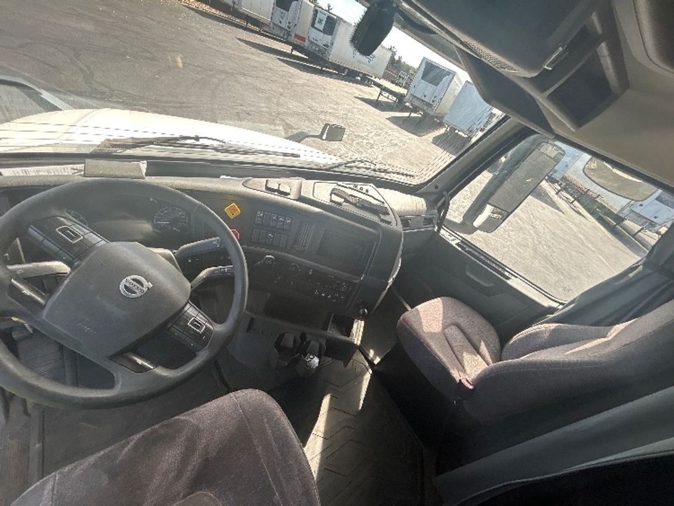 Sleeper Tractor-Heavy Duty Tractors-Volvo-2019-VNL64760-Middlefield-OH-692,154\n\t\tmiles-$ 50,000 - Image 12