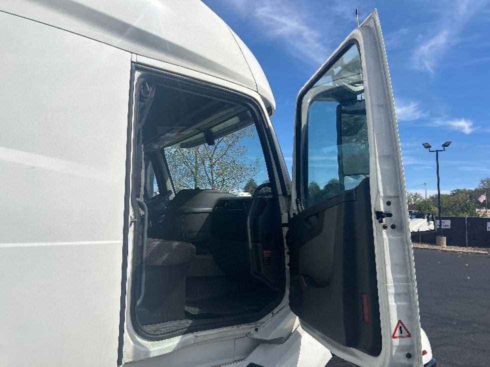 Sleeper Tractor-Heavy Duty Tractors-Volvo-2019-VNL64760-Middlefield-OH-692,154\n\t\tmiles-$ 50,000 - Image 13