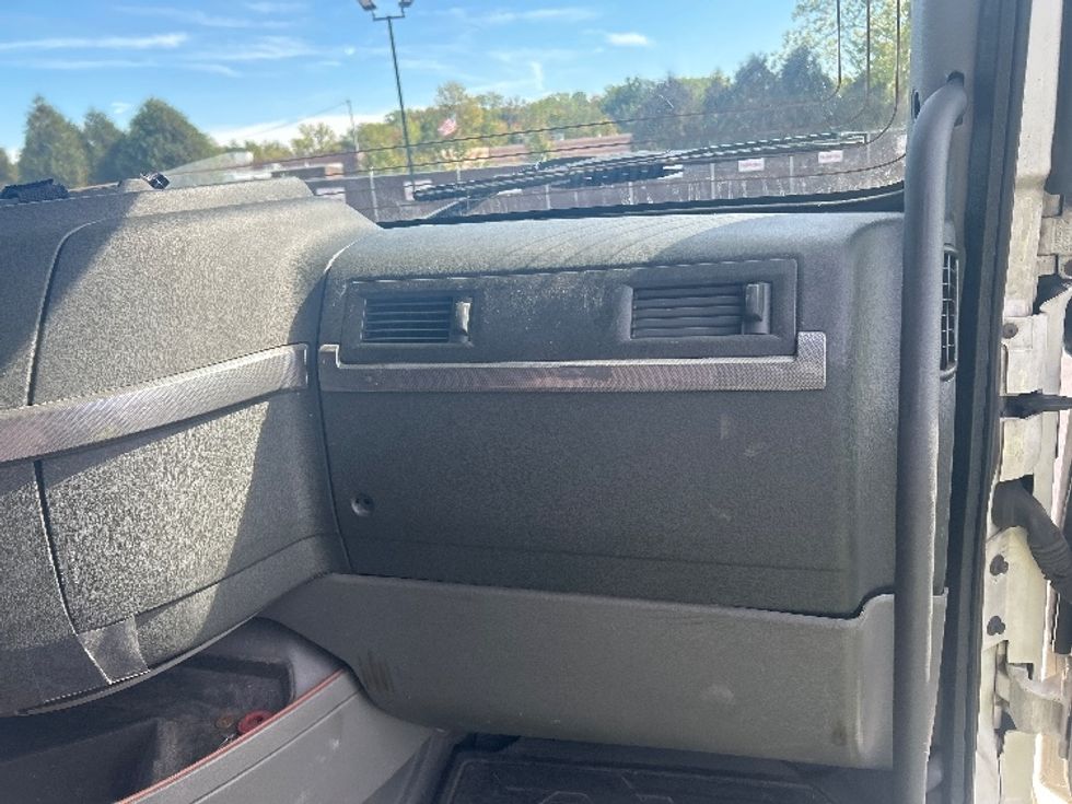 Sleeper Tractor-Heavy Duty Tractors-Volvo-2019-VNL64760-Middlefield-OH-692,154\n\t\tmiles-$ 50,000 - Image 14